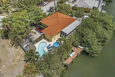 Image de Sombrero Beach -Heat or Chill Pool -Tiki bar, fire pit & dock boat-50ft & Pets Ok