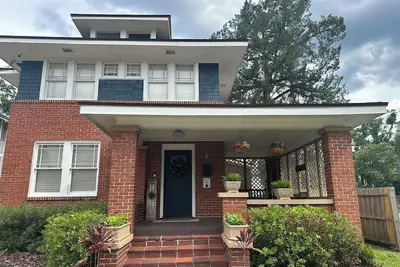 Image de Lorraine's Home Away From Home - Walking distance to Five Points