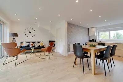 Image de Pass the Keys | 49 Byron Square Modern and Spacious 3 Bed Home with Free Parking