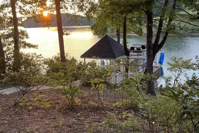 Image de Beautiful lake front house on Lake Keowee 12 miles from Clemson.