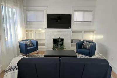 Image de Newly Furnished Craftsman home-Pet-friendly, close to Base, Freeway, & Downtown.