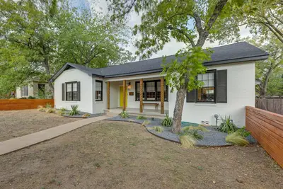 Image de 2 Mi to Downtown Austin: Family Home w/ Porch!