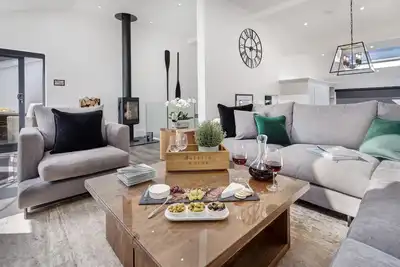 New - Mayfair House - 5 Star - Lake View Luxury
