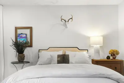 Image de Luxury Round Top Guesthouse • 6m to Town Square