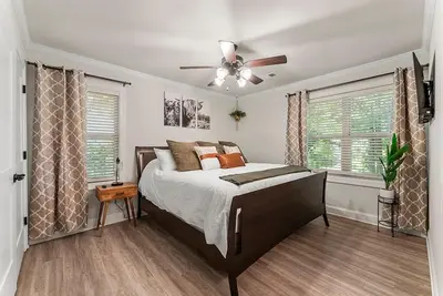 Image de Serene Lake Lanier cottage with Fire Pit King Bed Bunk Bed Queen Bed