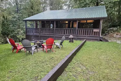 Indoor tree house & swivel  firepit grill. Close to Kooser & Laurel Hill Parks. \n