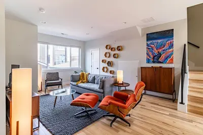 Image de Bright Modern Home with Office, Home Gym & Sauna!