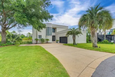 Image de Luxe Gulf Breeze Home w/ Patios - 4 Mi to Beaches!