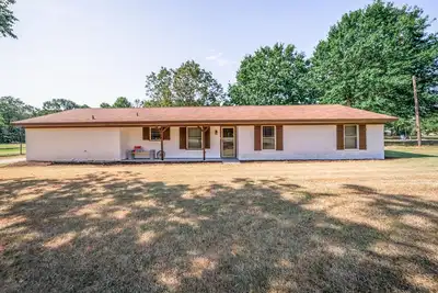 Image de The Farmhouse Family Getaway with Indoor/Outdoor Games, Bbq, Fire Pit, & More!