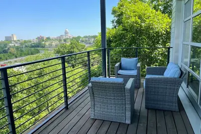 Image de Unbeatable Views: Stylish Oasis