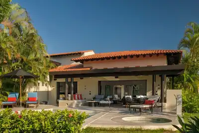 La Tranquila, an oasis of serenity. Private pool, jacuzzi, steps from the beach