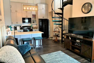 Image de Beautiful Condo Upstairs 2bd/2ba - Travel Nurses by Hospital - W/D in unit!