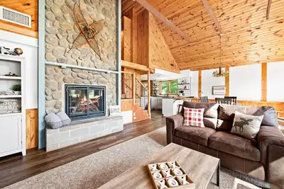 Image de 2 cozy, secluded cabins on beautiful waterfront acreage with epic game room\n