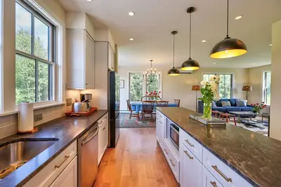 Image de Brand New Picturesque Home Minutes to Stowe