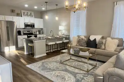 Image de Gameday Getaway - 1. 5 miles to The Square! Newly renovated and furnished!