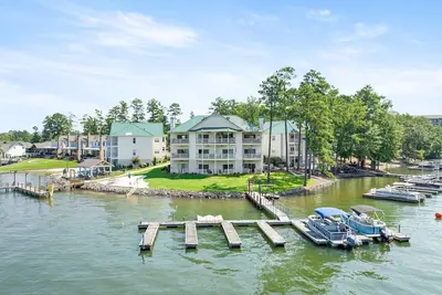 Image de Top Floor at Sunset Point on Lake Martin!