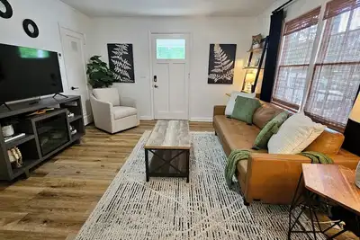 Image de Chic Central Cottage- Wood Floors, Fireplace, Game Room & Firepit- Pet Friendly