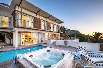 Immaculate Camps Bay Villa w Jacuzzi, Views and Pool Villa Grenache
