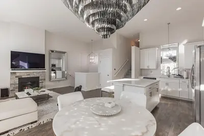Image de 3-bedrooms/ bathrooms -minutes from Jordan Creek Town Center