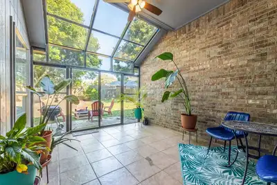 Image de Cheerful Home w/ Huge Private Fenced Yard, 6 Smart TVs, Games, & Big Rooms