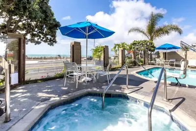 Image de Make Your Trip More Enjoyable! 2 Relaxing Units, Free Parking, Pool, Beachside!