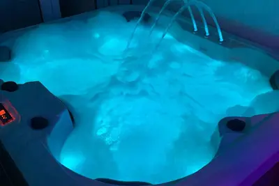 Image de Évadez-vous à la maison avec bain à remous pour 4 personnes