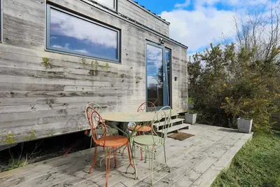 Image de Tiny House 'Très Jolie Tout Confort' avec terrasse privée, jardin privé et Wi-Fi