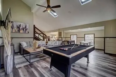 Image de Emma's Rare Find by Beyond Expectations: Remodeled Home w/ Hot Tub & Game Room