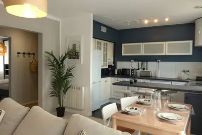 Image de Appartement Moderne 2 Ch. - Proche Plage - Box WiFi - Tout Confort