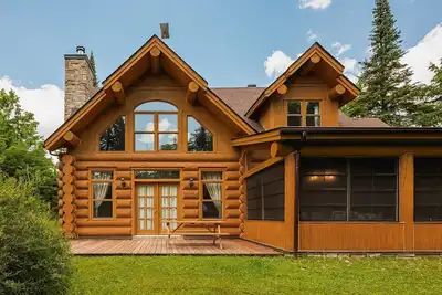 Image de Fiddler Lake Resort Chalet + Private Jacuzzi