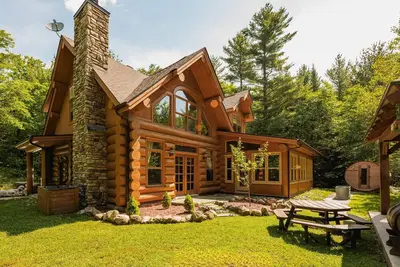 Image de Fiddler Lake Resort Chalet: Private Jacuzzi & Sauna