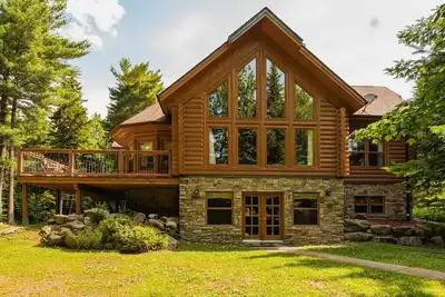 Image de Fiddler Lake Resort Chalet + Private Jacuzzi