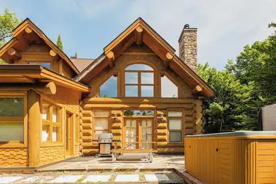 Image de Fiddler Lake Resort Chalet + Private Jacuzzi