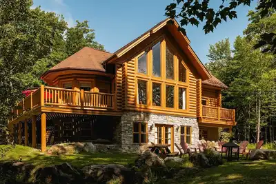Image de Fiddler Lake Resort Chalet + Private Jacuzzi