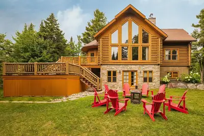 Image de Fiddler Lake Resort Chalet + Private Jacuzzi