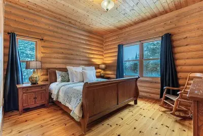Image de Fiddler Lake Resort Chalet + Private Jacuzzi
