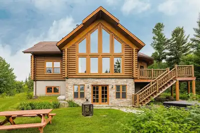 Image de Fiddler Lake Resort Chalet + Private Jacuzzi