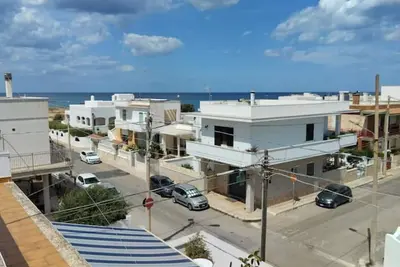 Image de In the city center 100 meters from the sea.