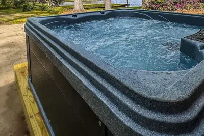Image de Lakeside Nautical Retreat: Hot Tub & Pedal Boat | Near Uwg & Beach