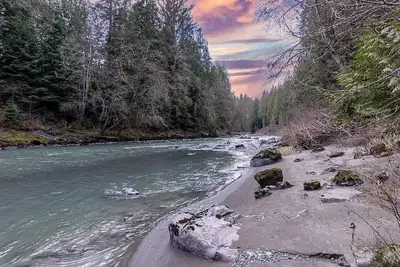 Image de Chase's River Cabin - Hot-tub Firepit & Fireplace