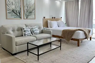 Image de Central Waikiki Marine Surf Studio w\/ Full Kitchen, Parking, Ac, Pool & More!