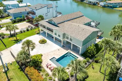 Image de Private Pool, Gas Grill, 2 Smokers, 2 Boat Slips, Huge Deck & Patio & More!
