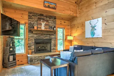 Image de Waterfall Cabin by Carolina Mornings | Hot Tub & Views +Biltmore Pass ⛰️
