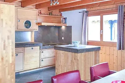Image de Chalet, sauna, terrasse, cheminée ou poêle à bois, parking, télévision, casier à ski, 220m²