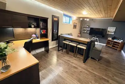 Image de Spacious 1 bedroom basement suite with free parking near Cfb, Rmc & Downtown.