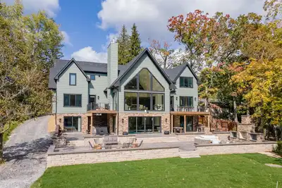 Image de Stone Manor: Lakefront, 2 Hot Tubs, Private Indoor Pool!