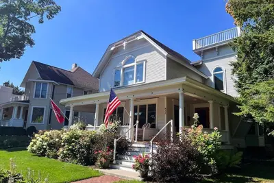 Image de East Main Haven - Renovated lake cottage style home 1 block from the lake!