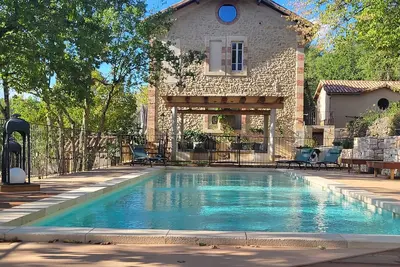 Image de Grand Domaine Avec Piscine, à 8km des Gorges de l' Ardèche, 23 Personnes