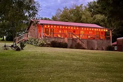 Image de \"River House\" Log Cabin Nestled near the Red River