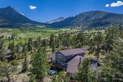 Image de Sale! Hot tub, views, huge home near National Park